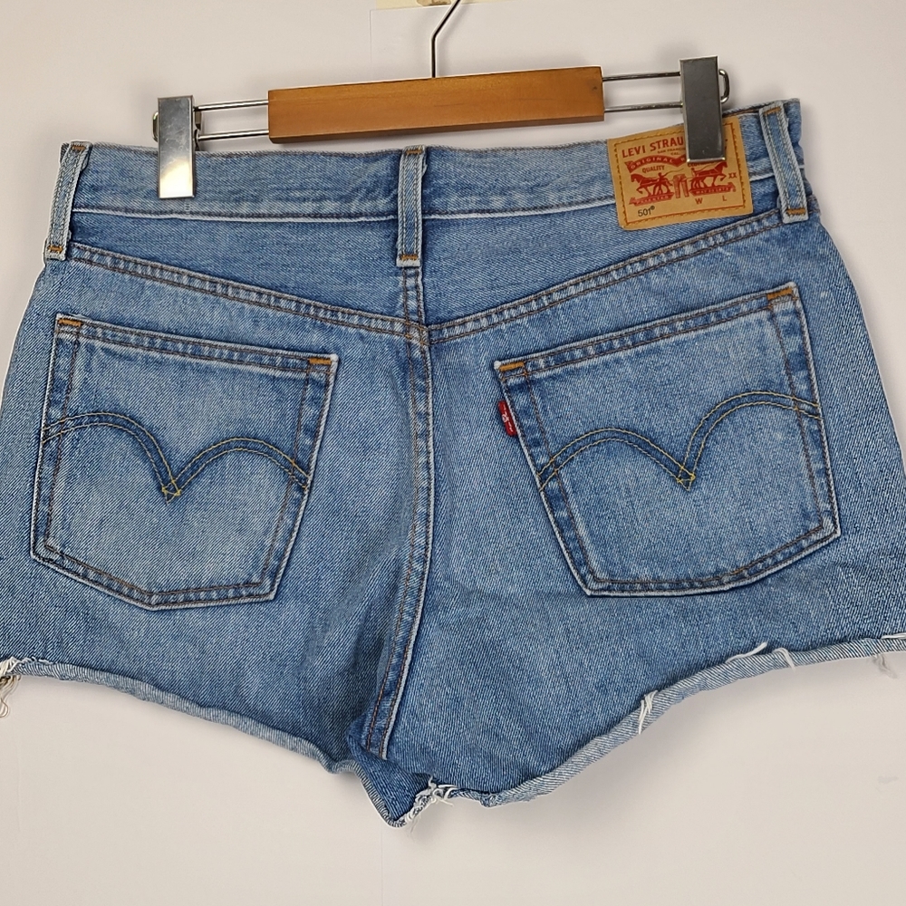 Levi's Women's distressed blue cut-off high-rise button-fly jean shorts, Sz 28 - Picture 2 of 10